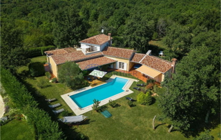 Villa con un bellissimo e ampio giardino ai margini della natura, Parenzo, dintorni