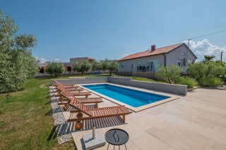 Casa familiare con piscina e ampio giardino, vicino a Poreč.