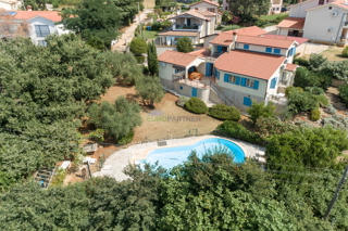 Casa indipendente con piscina e vista sul MARE, Kaštelir