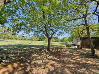 Terreno agricolo con edificio registrato nelle vicinanze di Pola