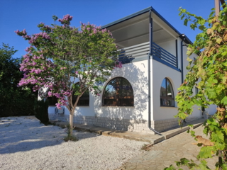 Una bella casa con giardino vicino a Parenzo