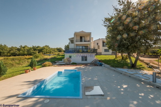 Bella casa con appartamenti e vista mare