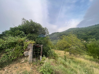 Un'opportunità unica! È in vendita un terreno edificabile con una casa e un terreno agricolo nelle vicinanze di Sovinjak