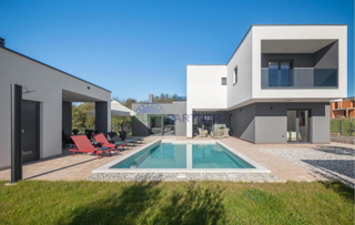 Bellissima villa moderna con piscina e casetta da giardino, nei dintorni di Parenzo, a 7 km dal mare