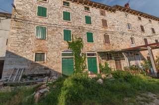 Un pezzo d'antiquariato in fase di ristrutturazione vicino a Buie