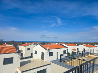 Ampio appartamento con terrazza sul tetto e vista mare, nei dintorni di Poreč.