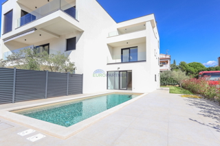 Casa a schiera con piscina, a 900 m dal mare, Poreč