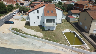 Casa con appartamenti con vista mare, periferia di Poreč