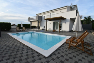 Villa con piscina, vista mare