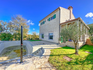 Casa in pietra con vista mare, zona Parenzo
