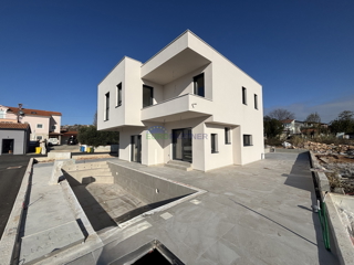 Istria, okolica Poreča, predivna moderna kuća s pogledom na more.