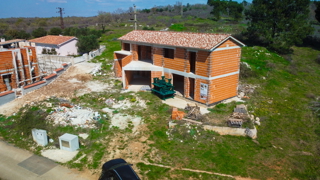 CASA IN FASE DI RUSTICO, periferia di Vrsar