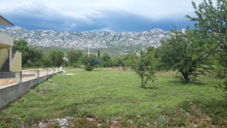 Starigrad-Paklenica, Terra in una splendida posizione