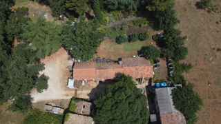 Terreno edificabile di 3000m2 con una casa da adattare, zona di Parenzo