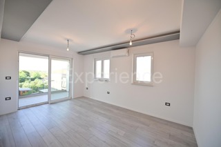 ISTRIA, zona Parenzo – appartamento in un nuovo edificio (54,28 m²), 2. piano