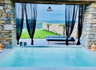 Casa in pietra con piscina: una combinazione di fascino storico e design moderno!