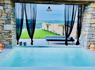 Affascinante casa in pietra con piscina: una combinazione di fascino storico e design moderno!