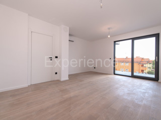 ISTRIA, Umago - appartamento con ampio balcone (10,22 m²), 1. piano, ASCENSORE!