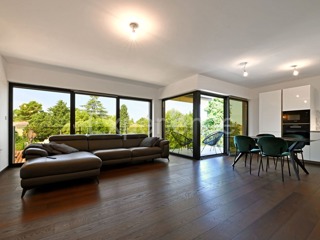 Appartamento di lusso con garage – a soli 350 m dalla spiaggia e dal centro di Parenzo!