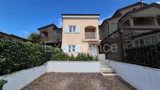 ISTRIA, vicino a Parenzo – a circa 1 km dal mare, casa bifamiliare con giardino!