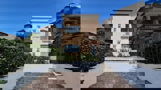 ISTRIA, vicino a Parenzo – a circa 1 km dal mare, casa bifamiliare con giardino!