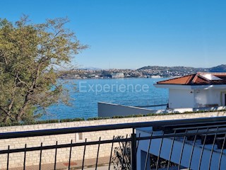 Crveni vrh - appartamento con spaziosa terrazza, VISTA MARE!