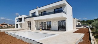 Nelle vicinanze di Parenzo - villa moderna di nuova costruzione con piscina!
