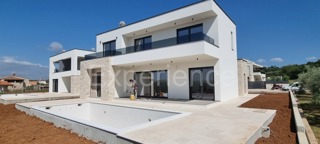 Nelle vicinanze di Parenzo - villa moderna di nuova costruzione con piscina!