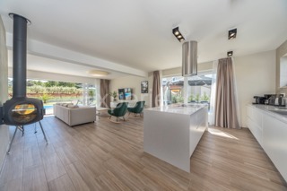 Vicino a Parenzo - a circa 5 km dal mare, villa con piscina, 6 camere da letto!