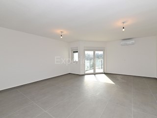 Savudrija - 500 m dalla spiaggia, appartamento, 74 m² + garage!