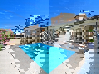 Villa con piscina - un connubio di stile e comfort vicino a Parenzo