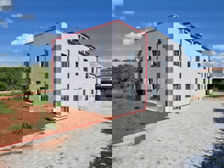 ISTRIA, zona Parenzo – appartamento su due livelli con giardino, VISTA MARE!