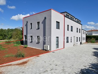 ISTRIA, zona Parenzo – appartamento su due livelli con giardino, VISTA MARE!