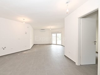 Savudrija – 500 m dalla spiaggia, appartamento al piano terra con giardino e garage!