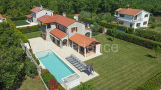 Istria, vicino a Parenzo - affascinante villa con piscina e garage