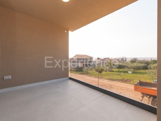 Vicino a Parenzo - a circa 1,8 km dal mare, appartamento in un nuovo edificio, deposito, ASCENSORE!