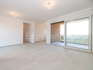 Vicino a Parenzo - a circa 1,8 km dal mare, appartamento in un nuovo edificio, deposito, ASCENSORE!