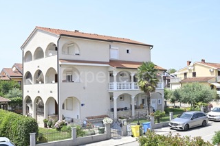 Parenzo - a circa 1.000 m dalla spiaggia, edificio residenziale con 7 appartamenti!