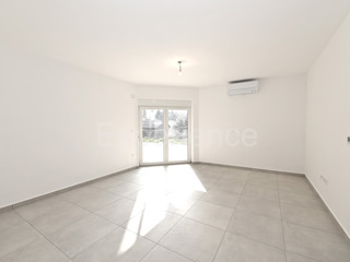 Savudrija – 500 m dalla spiaggia, appartamento al piano terra con giardino e garage!