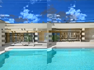 Villa di lusso con piscina e giardino mediterraneo - un'oasi di pace vicino a Rovigno