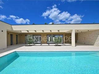 Villa di lusso con piscina e giardino mediterraneo - un'oasi di pace vicino a Rovigno