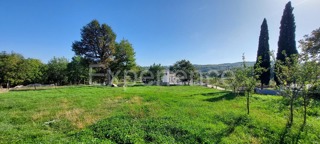 Vicino a Montona - in un ambiente idilliaco, terreno edificabile!