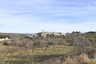 ATTRAENTE! Terreno edificabile con vista aperta su Oprtalj!