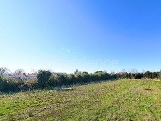 Kaštelir - terreno edificabile con parzialmente VISTA SUL MARE!