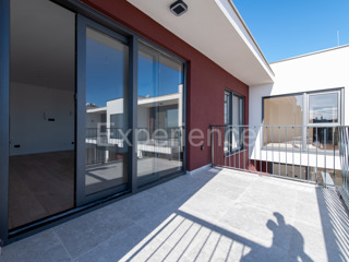 ISTRIA, Umago - appartamento in un nuovo edificio con GARAGE, 3. piano, ASCENSORE!