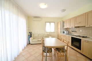 Appartamento trilocale con terrazza, piscina e campo da tennis – Vicino a Parenzo