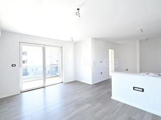 ISTRIA, zona Parenzo – appartamento in un nuovo edificio (65 m²), 1. piano