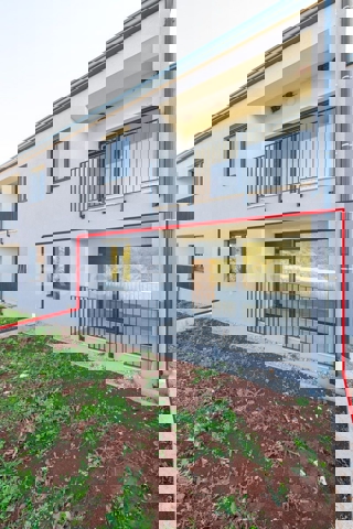 Nelle vicinanze di Parenzo - appartamento in un nuovo edificio, piano terra con GIARDINO!