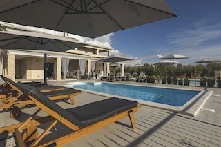 Umago - a circa 1.000 m dalla spiaggia, villa mediterranea con piscina!