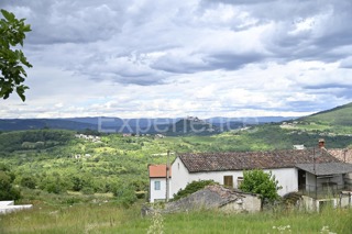 Casa in pietra (112 m²) e terreno edificabile (1.367 m²) con VISTA PANORAMICA SU MONTONA!